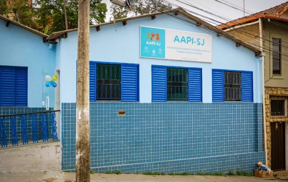 Fachada azul da sede da AAPI-SJ em Granjas Betânia