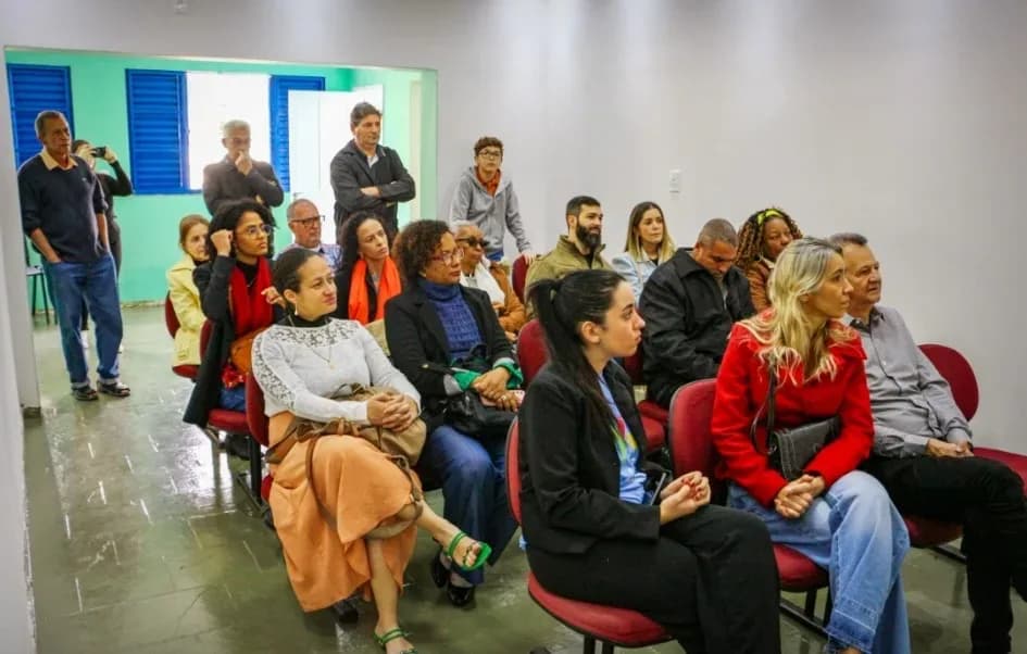 Famílias, voluntários e convidados reunidos no auditório da sede no dia da inauguração.
