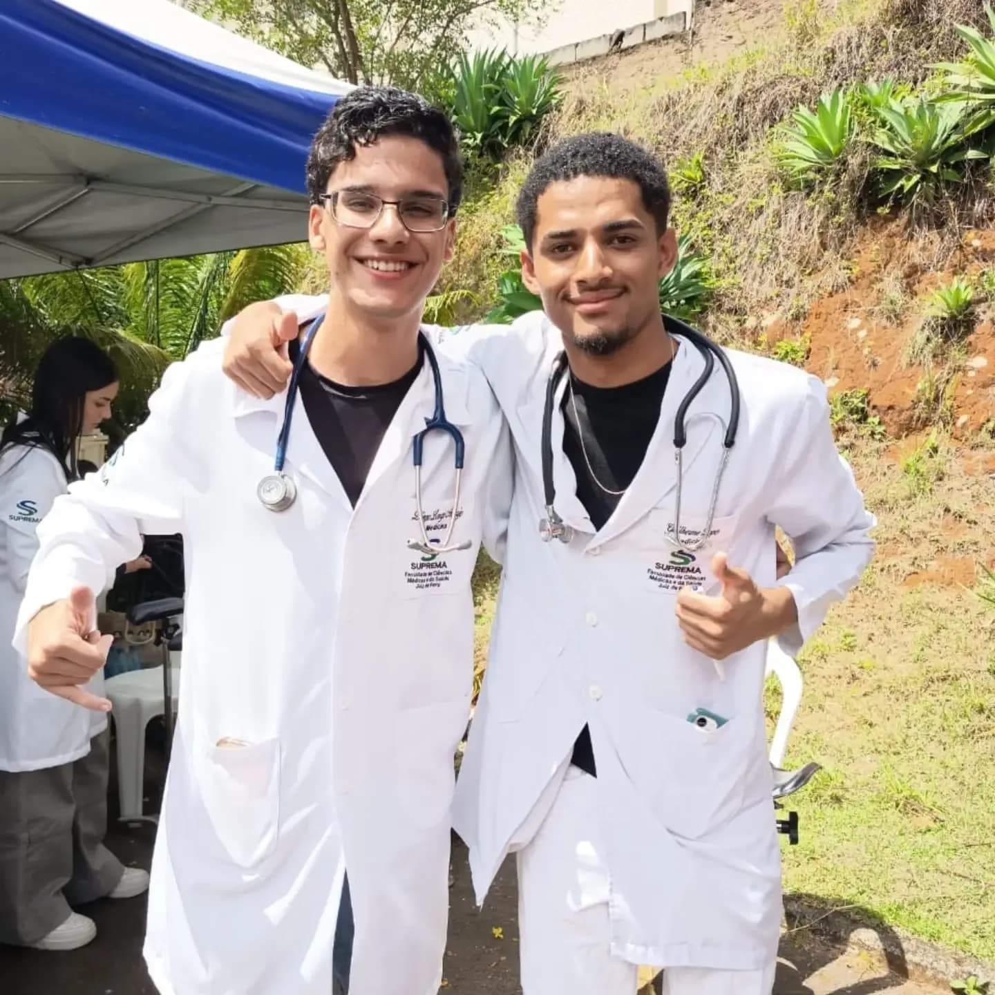 Dois estudantes de medicina na festa