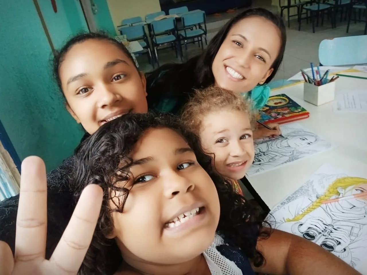 Adolescentes e crianças colorindo desenhos