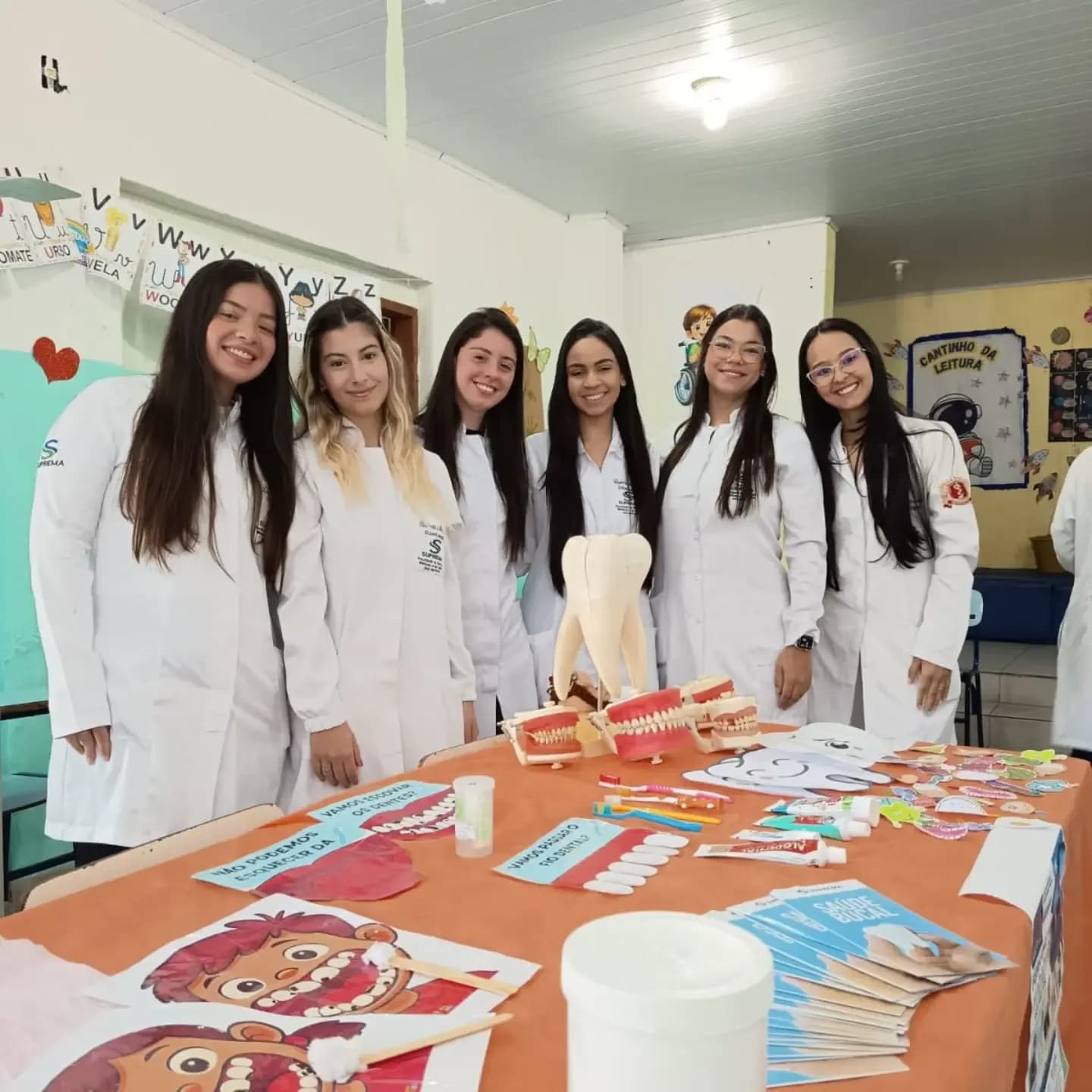 Equipe de estudantes da Suprema reunida na sala