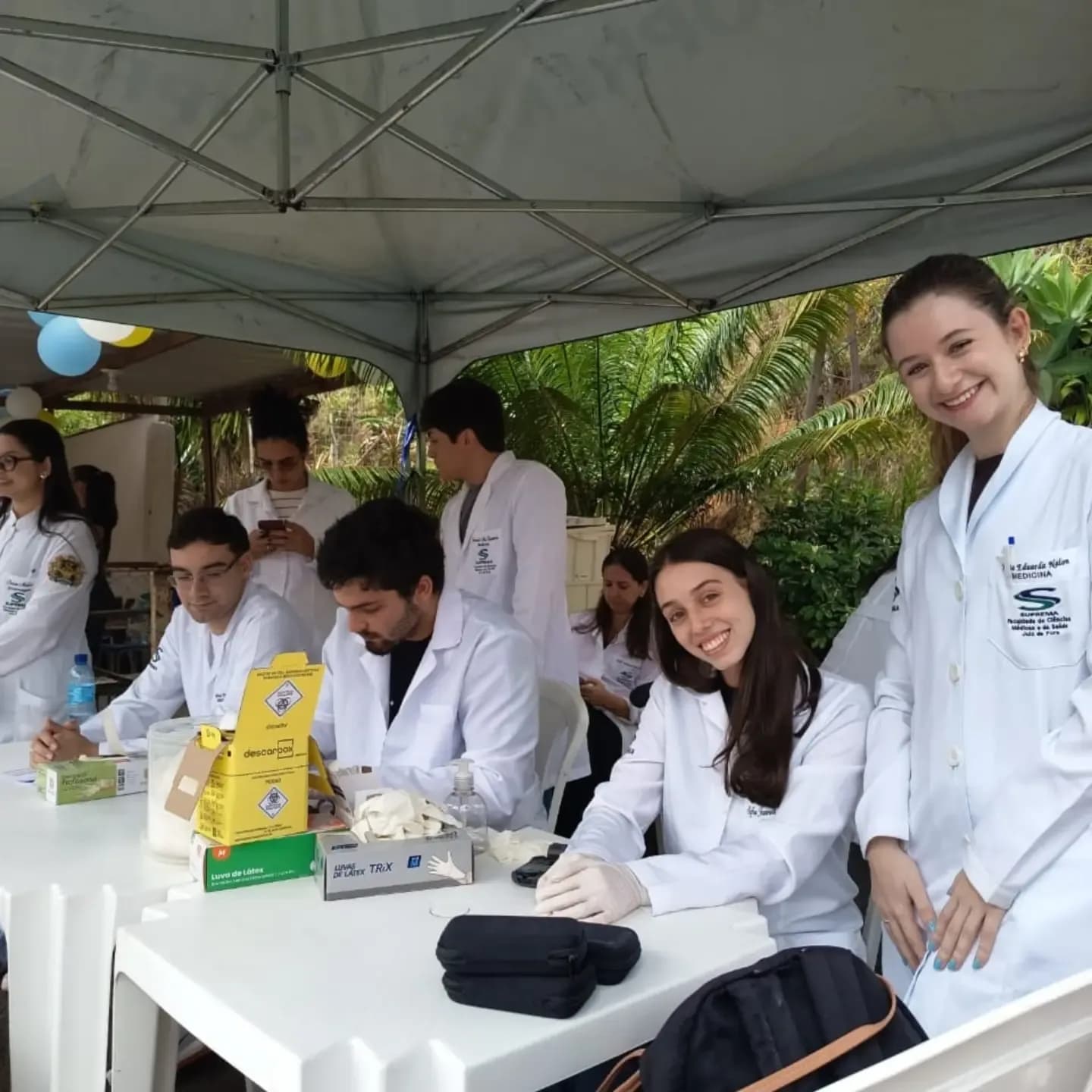 Estudantes de saúde atendendo na tenda