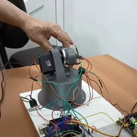 Braço robótico montado com componentes simples