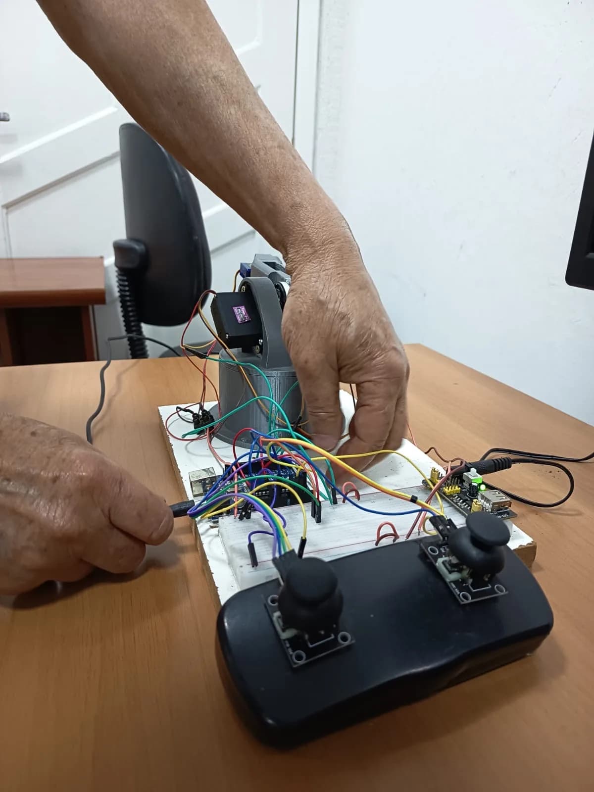 Equipe reunida no estande de Vocação decorado com balões amarelos e brancos