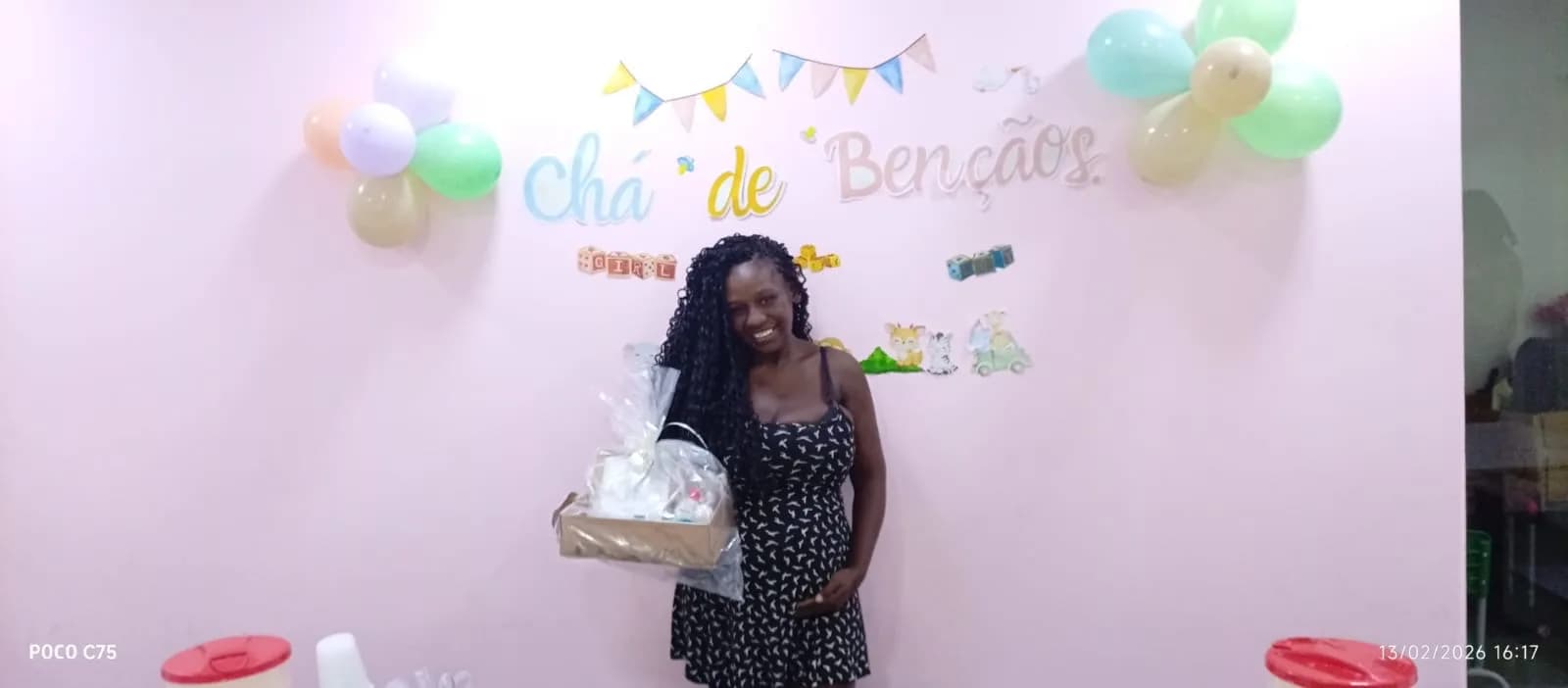 Gestante com a cesta de presentes recebida no Chá de Bênçãos