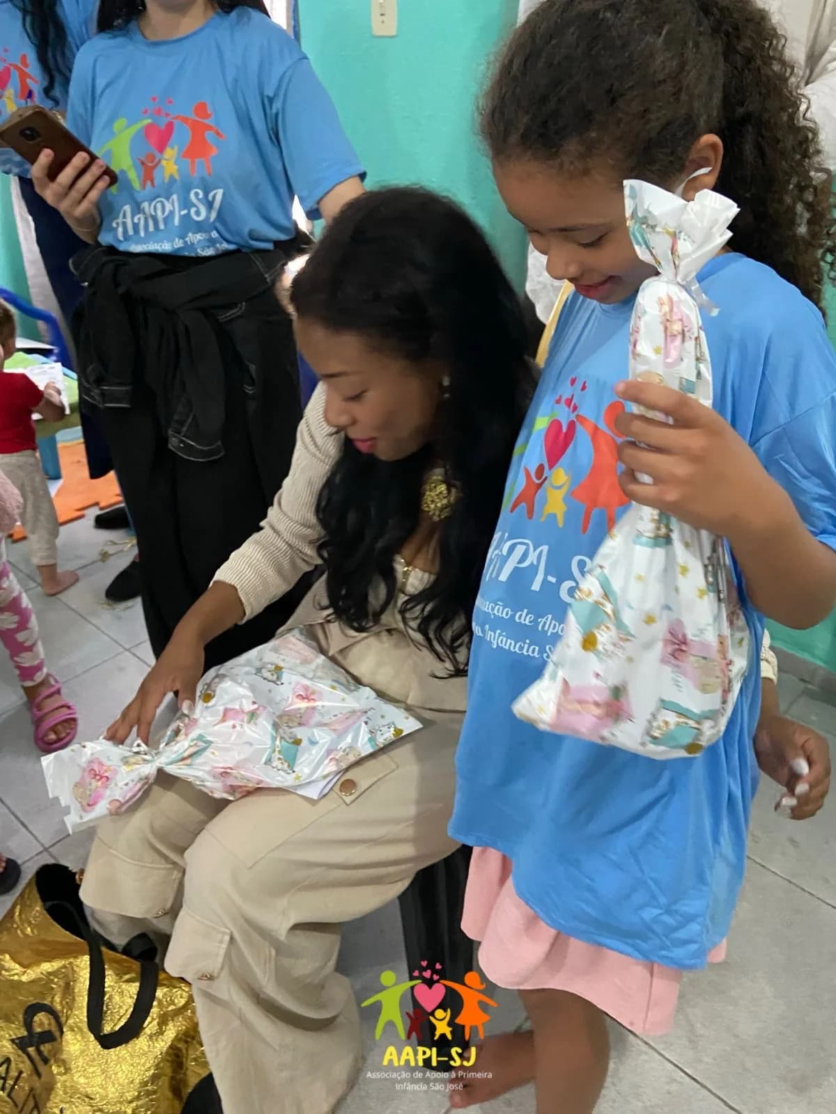 Menina recebendo presente de Dia das Crianças na sede
