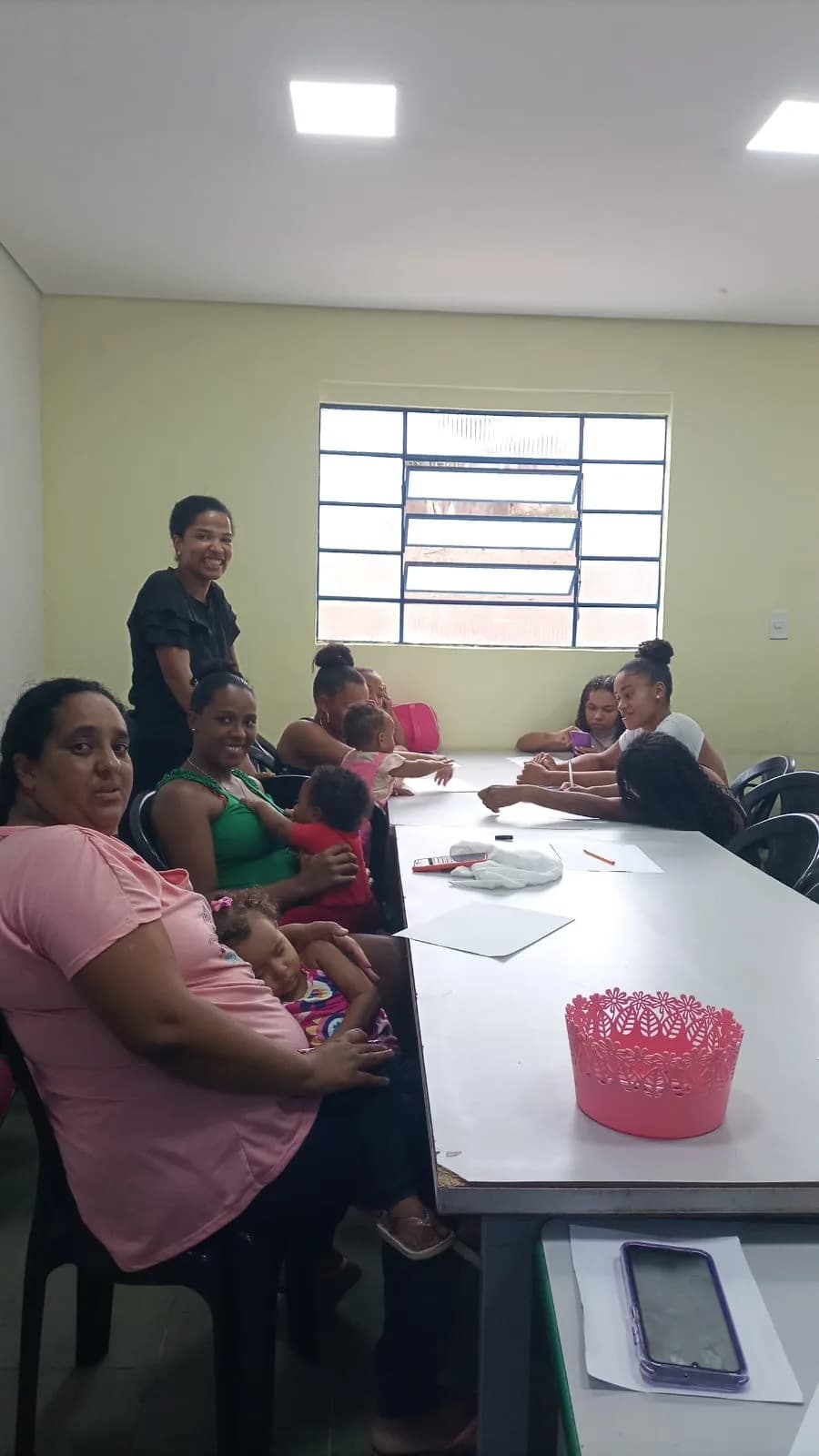 Mães com seus bebês participando da atividade em grupo