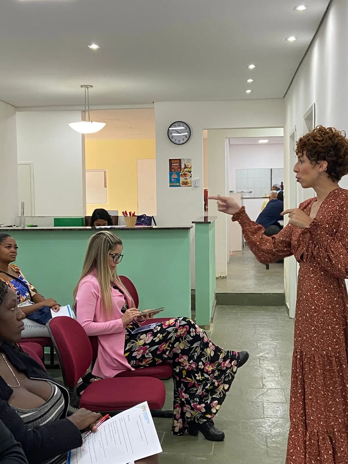 Palestrante falando às mães durante o encontro na sede