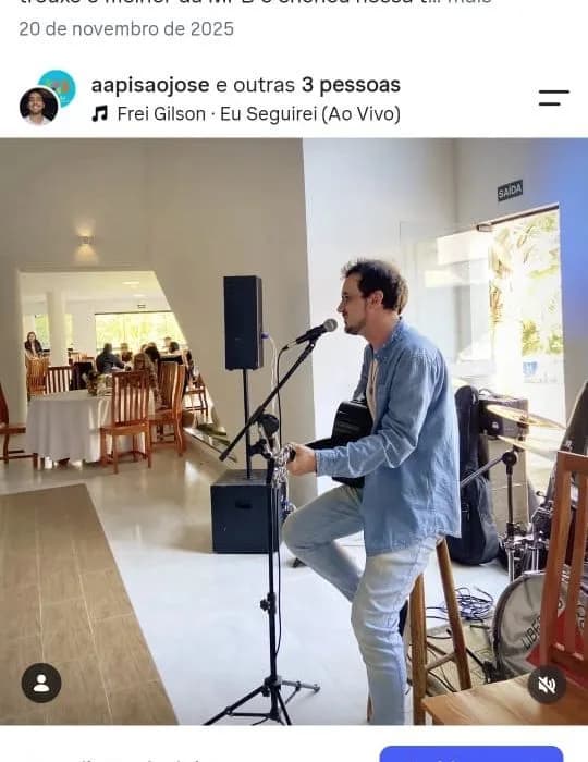 Renato Nogueira cantando ao vivo na festa