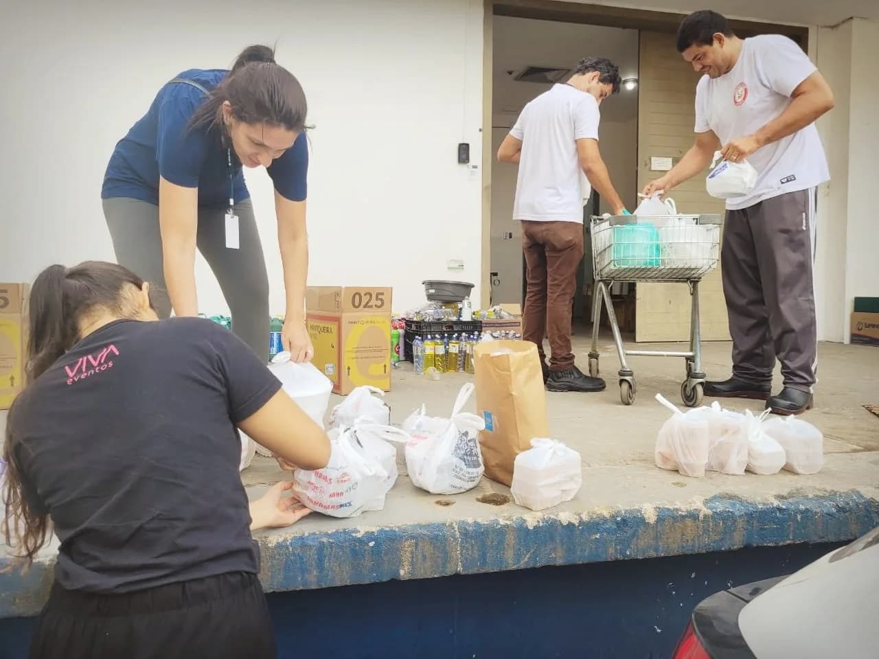 Voluntários organizando as doações recebidas