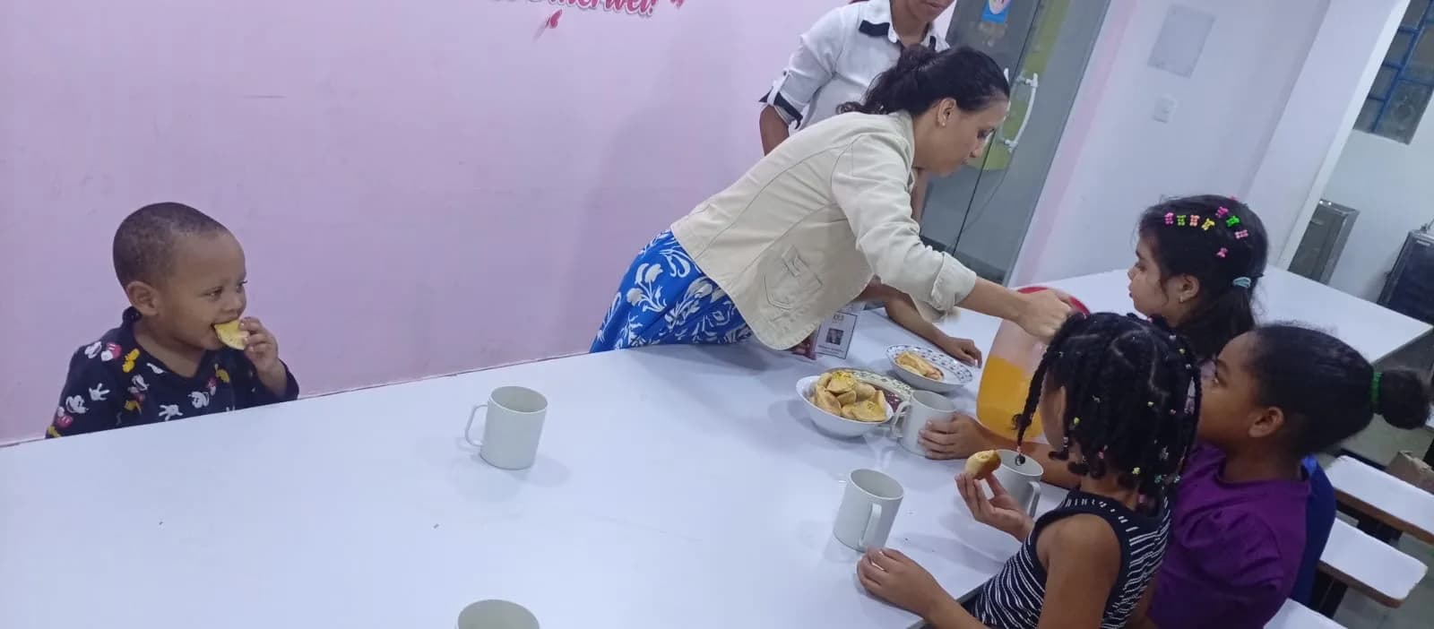 Menino comendo biscoito no lanche da tarde