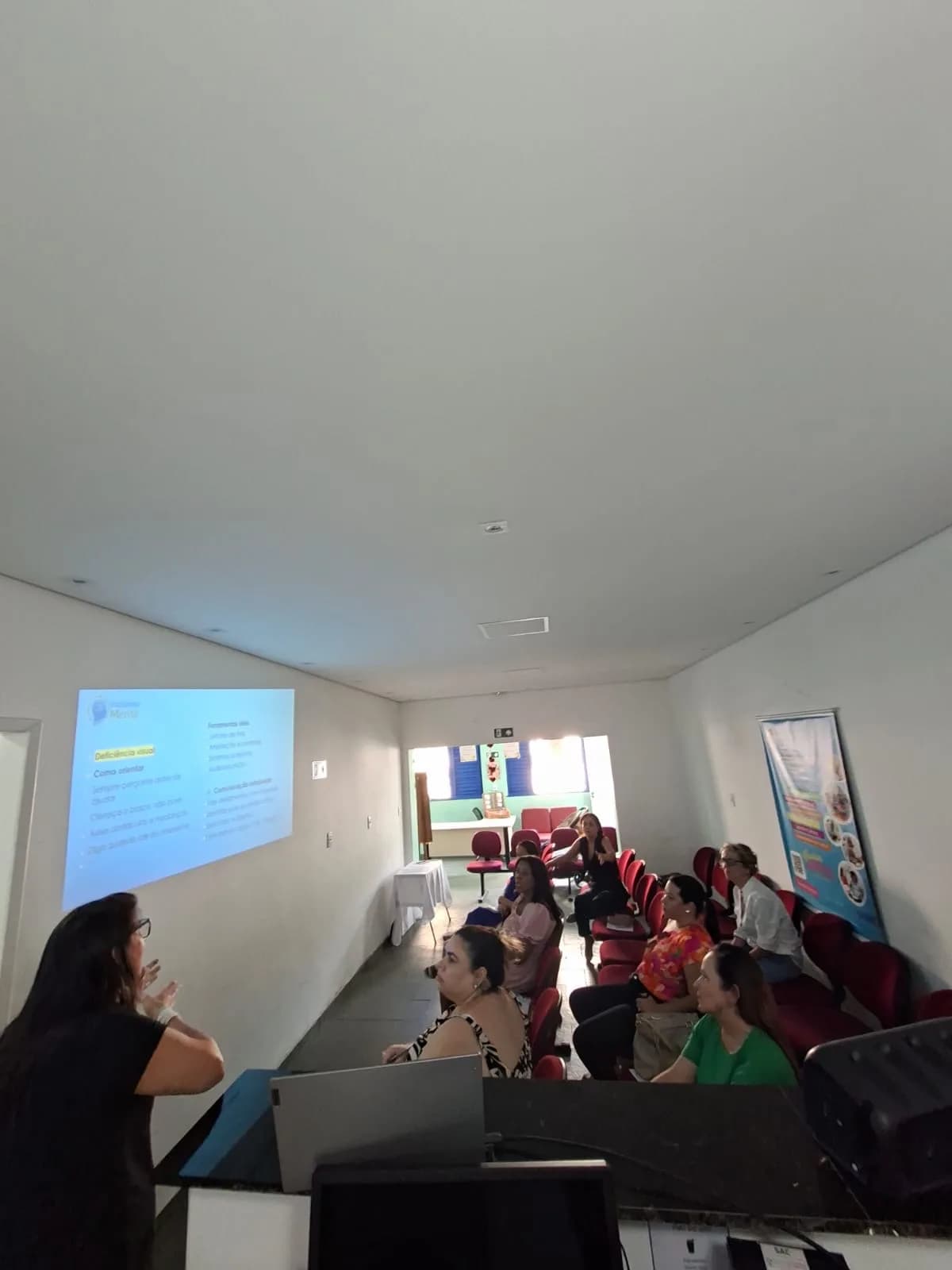 Dra. Erika Neder apresentando o histórico dos direitos das pessoas com deficiência