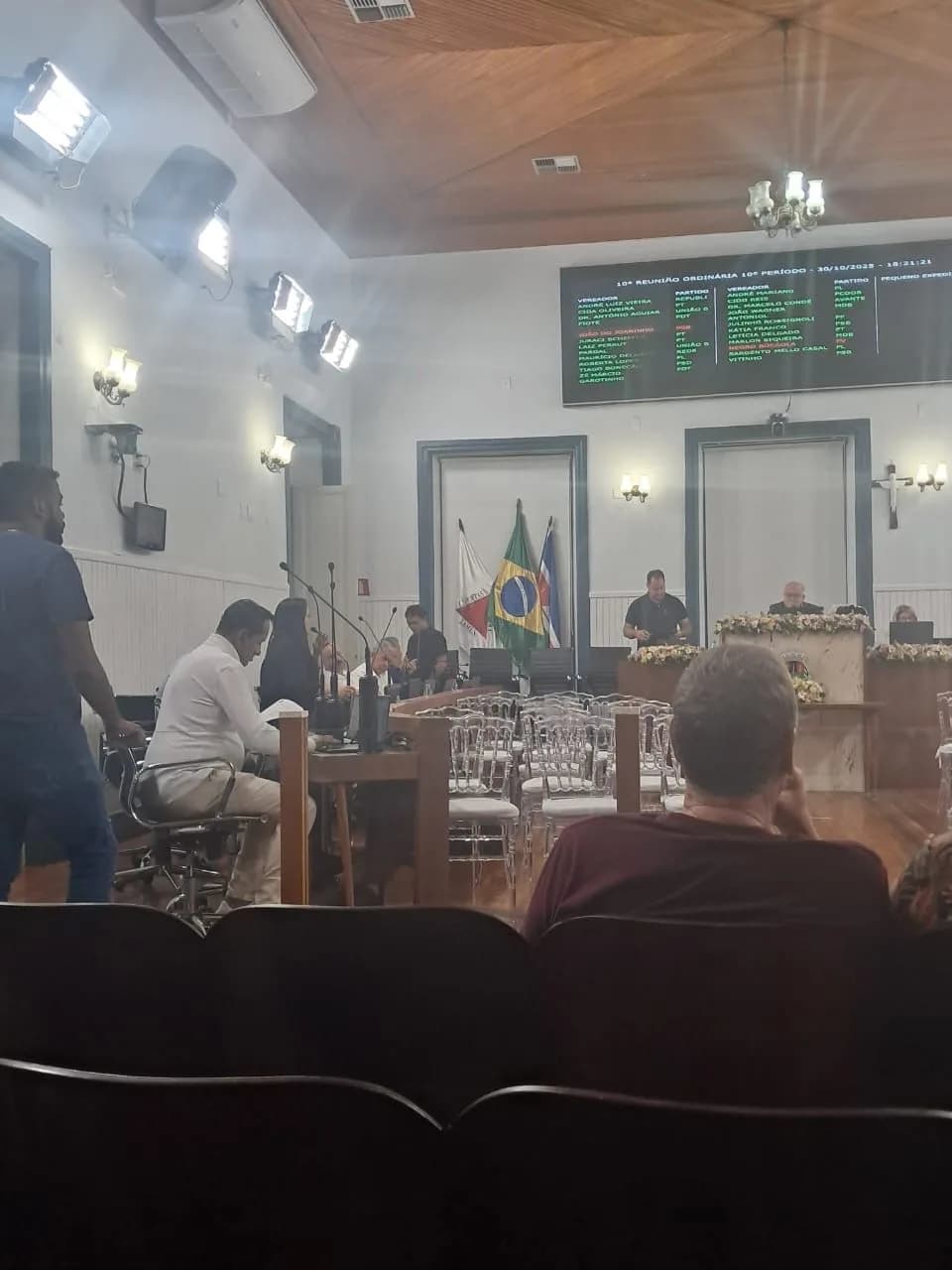 Plenário da Câmara Municipal de Juiz de Fora durante a reunião ordinária de 30/10/2025