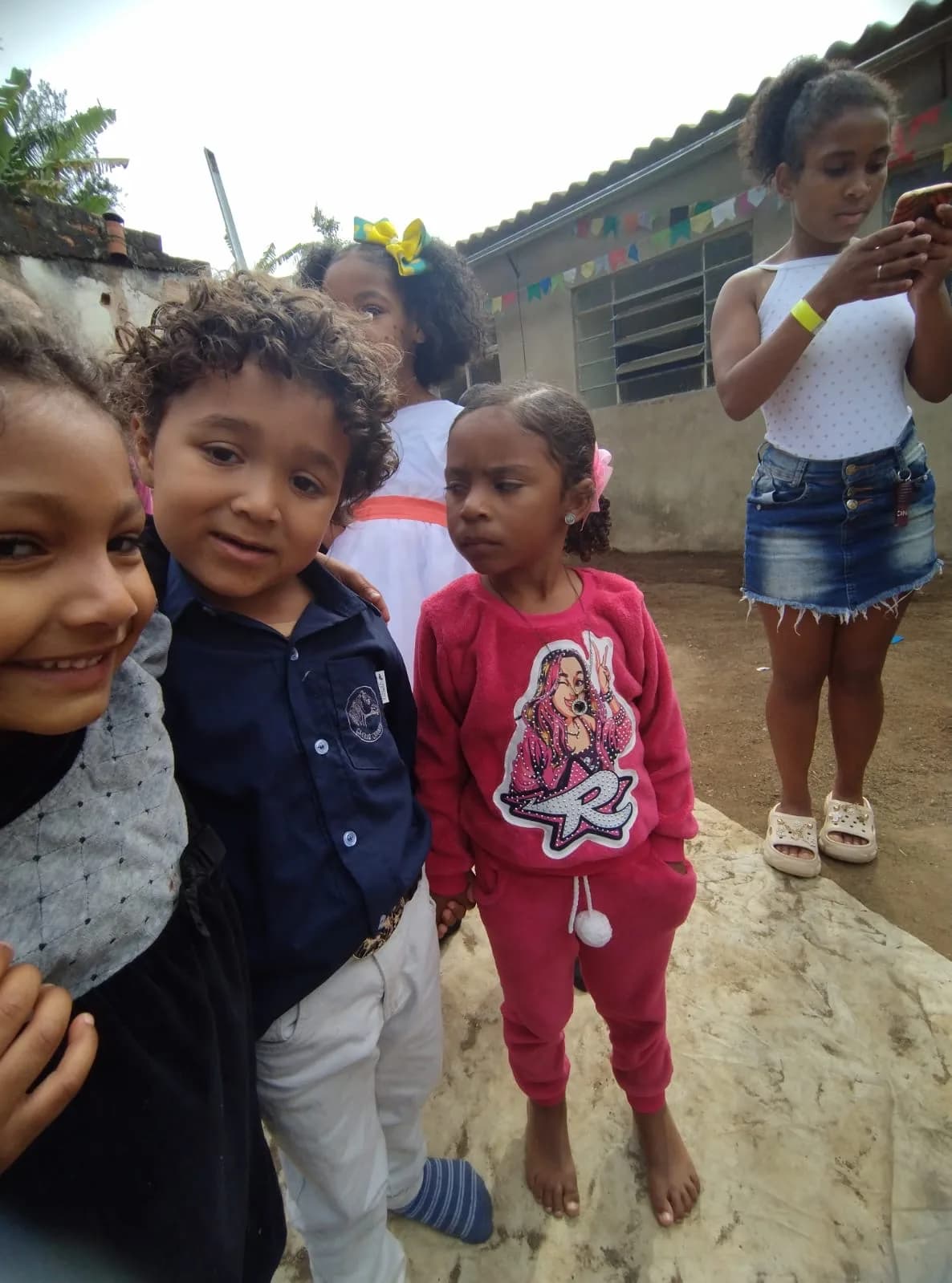 Crianças reunidas durante a Festa Julina