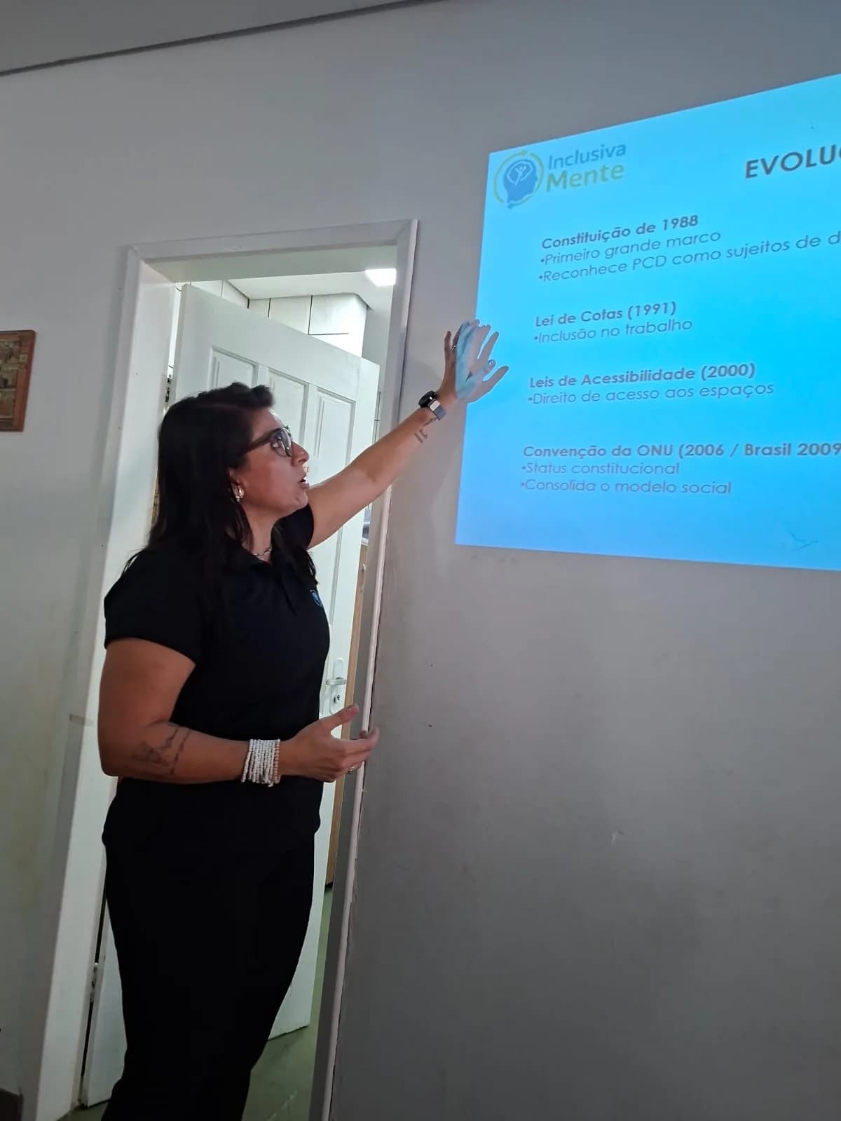 Dra. Erika Neder explicando a evolução legal dos direitos das pessoas com deficiência