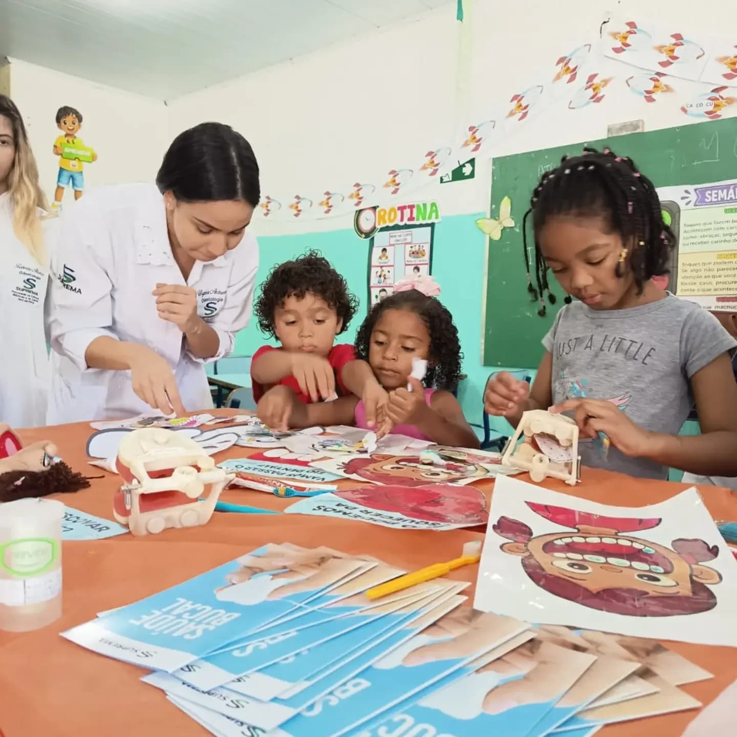 Crianças atentas à atividade de Odontologia