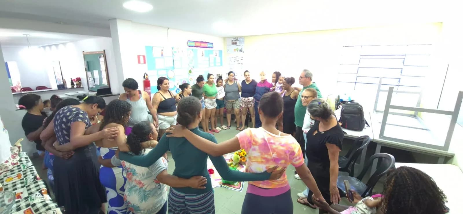 Grupo reunido em roda com Flávia Pimont na Terapia Comunitária Integrativa