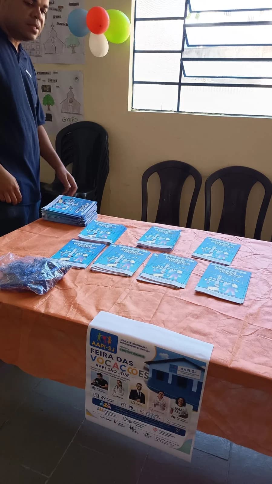Estudante de Medicina fazendo o teste de glicemia em uma criança