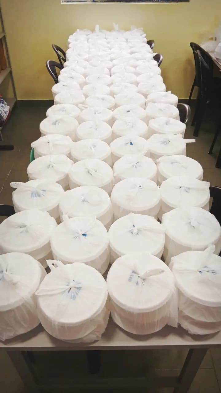 Mesa com dezenas de marmitas prontas para a entrega