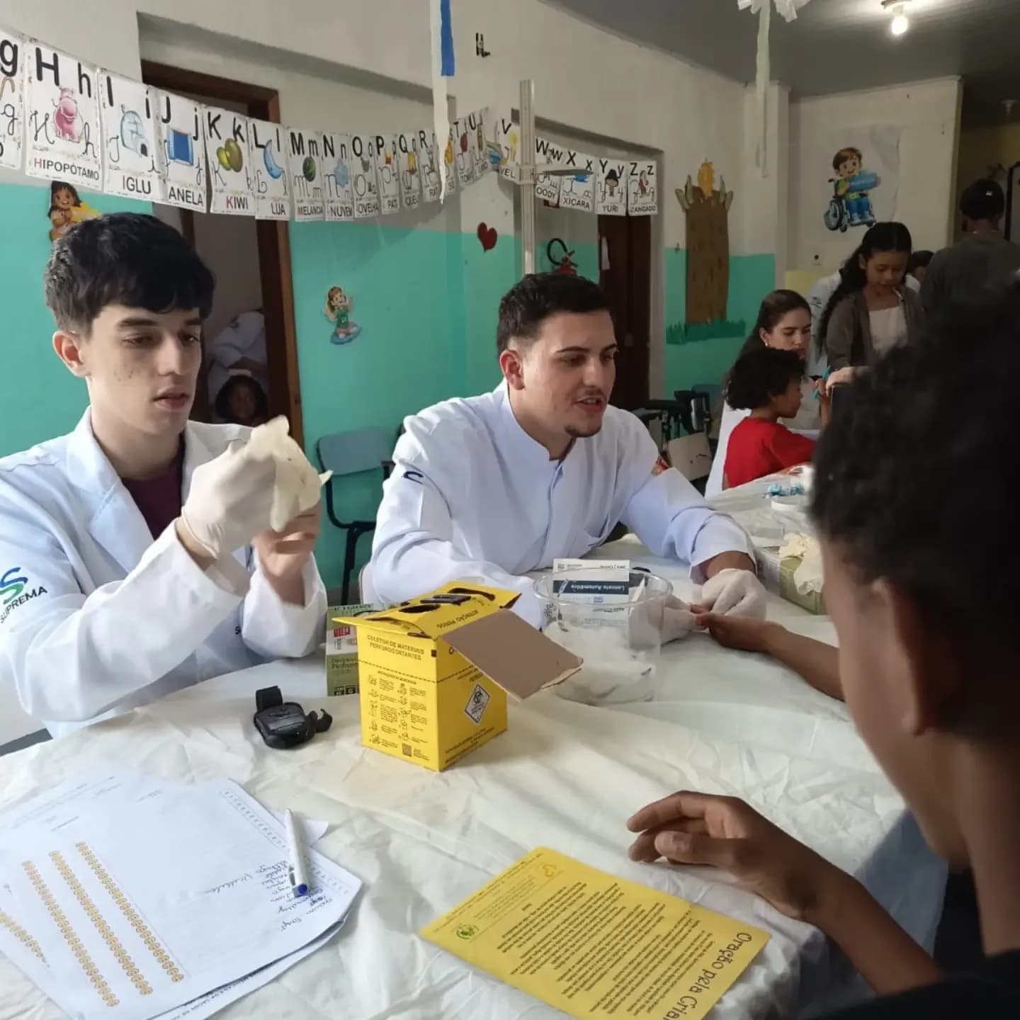 Estudantes de Medicina com materiais de atendimento