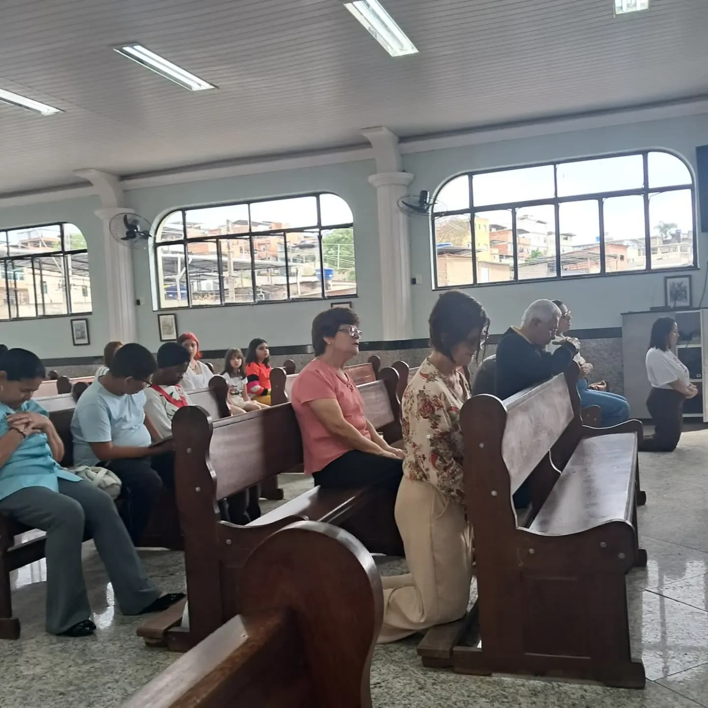 Fiéis reunidos na igreja para a Santa Missa de abertura
