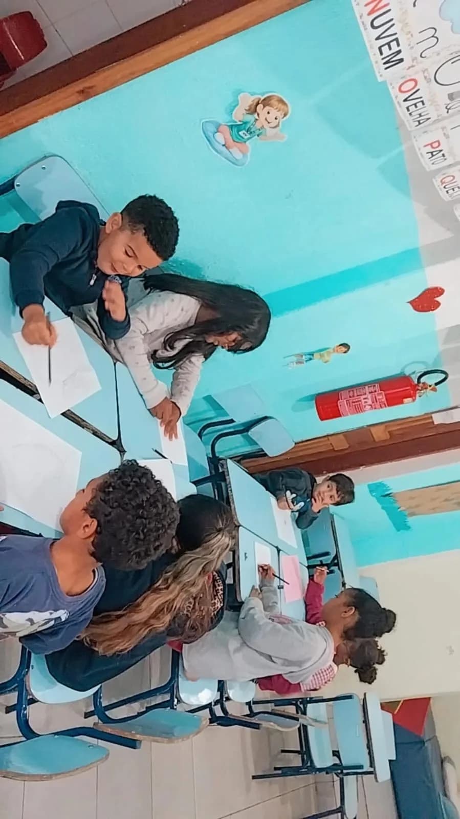 Crianças concentradas na atividade de desenho