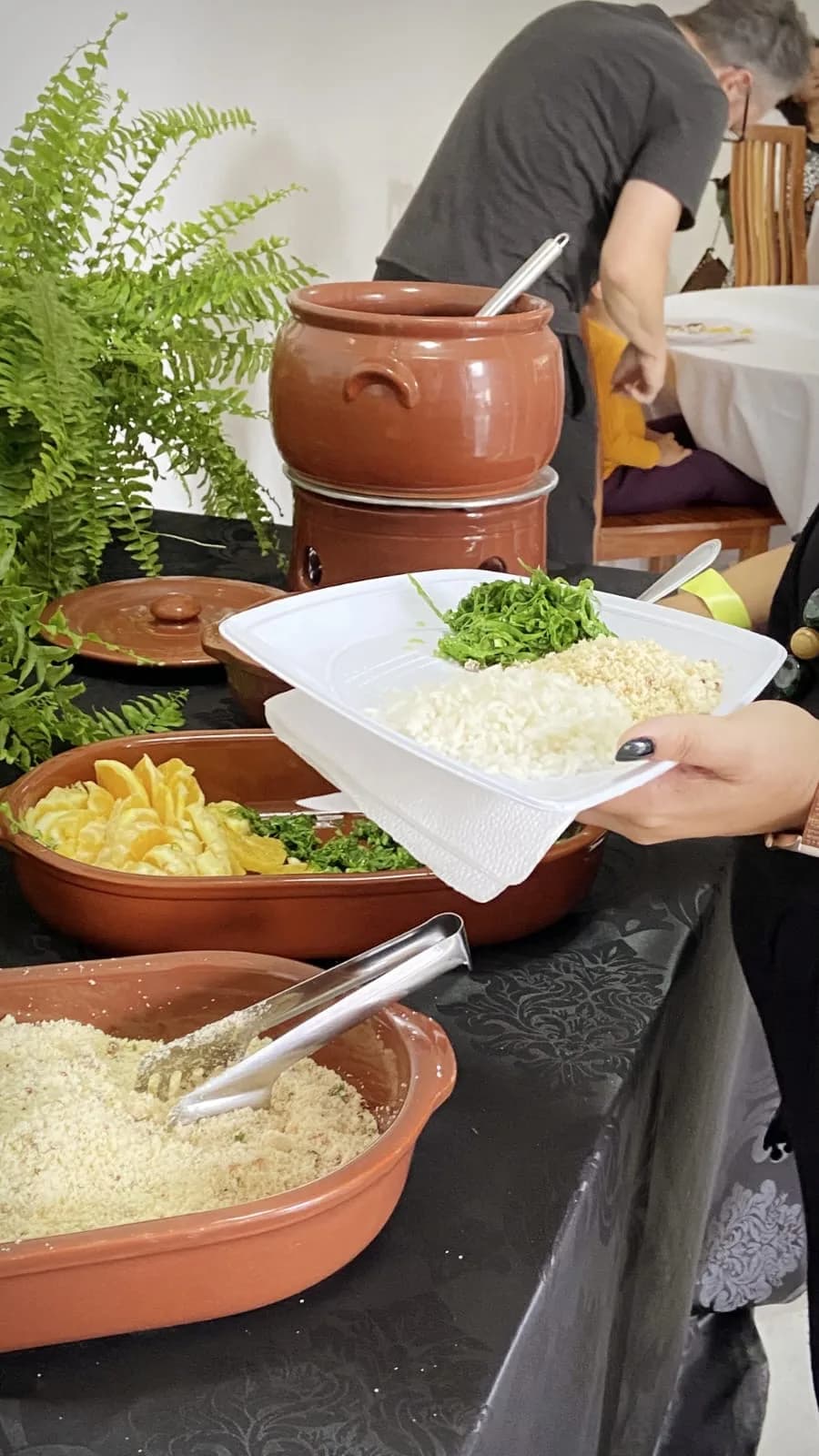 Buffet da feijoada com arroz, couve, farofa e laranja