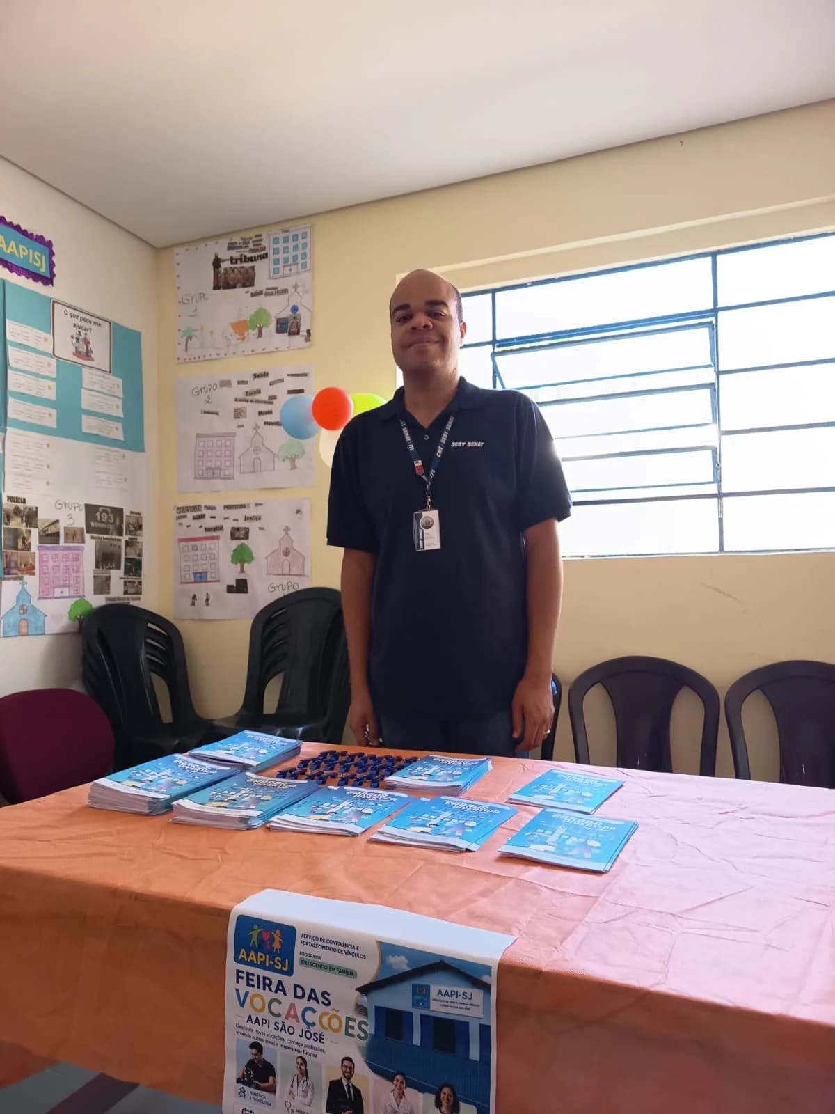 Crianças no estande de Odontologia, com o modelo ampliado de dente