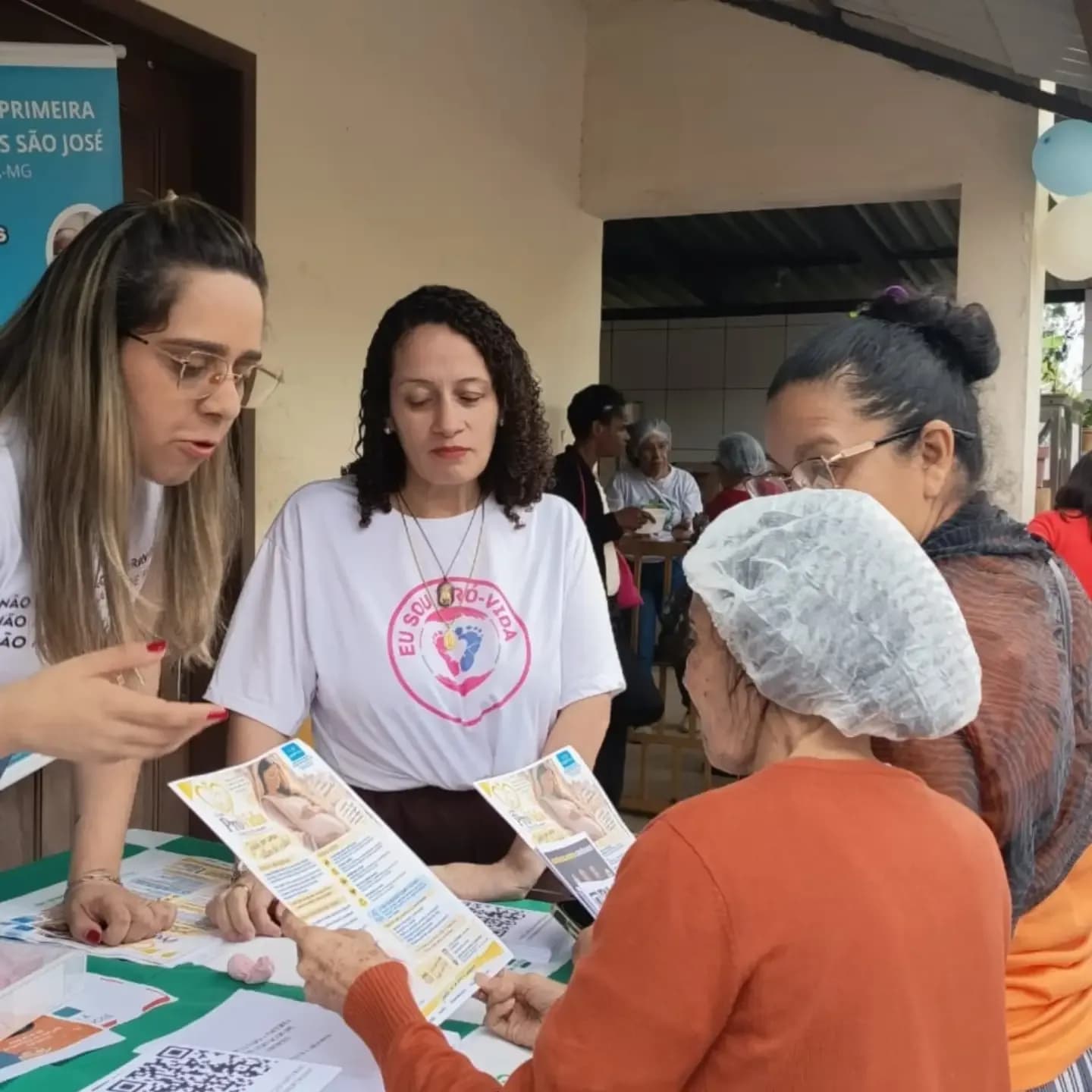 Voluntárias do Grupo Pró-Vida conversando com moradoras