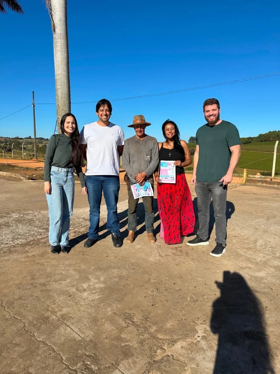 Representantes da AAPI-SJ e parceiros com um produtor rural em Cristais-MG