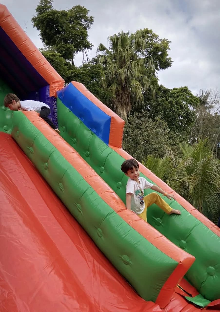 Criança subindo no brinquedo inflável