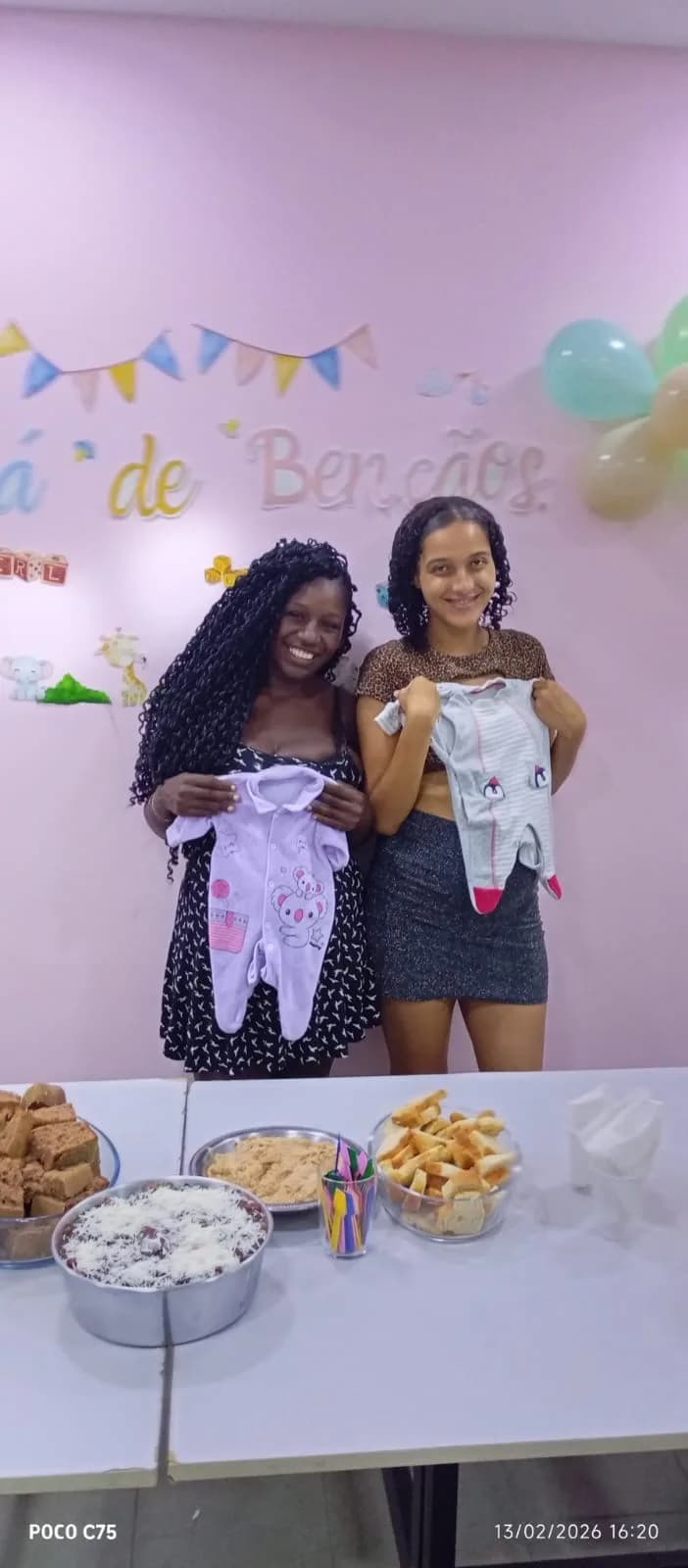 Gestantes mostrando as roupinhas de bebê recebidas