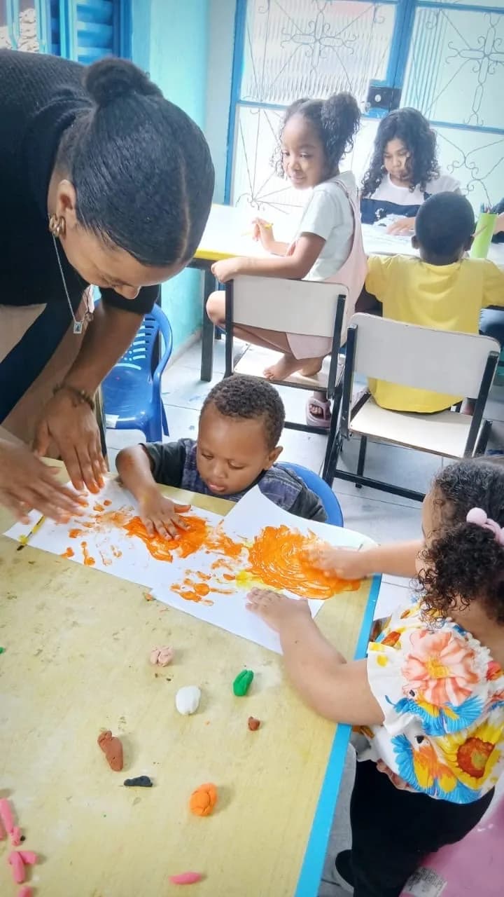 Atividade de pintura com tinta guache entre as crianças