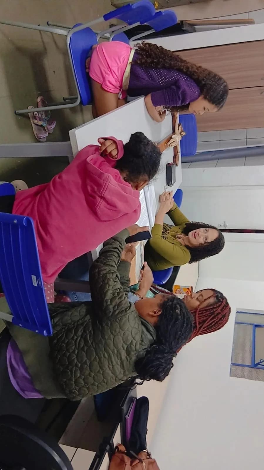 Equipe reunida à mesa com o Núcleo de Apoio Jurídico durante o seminário