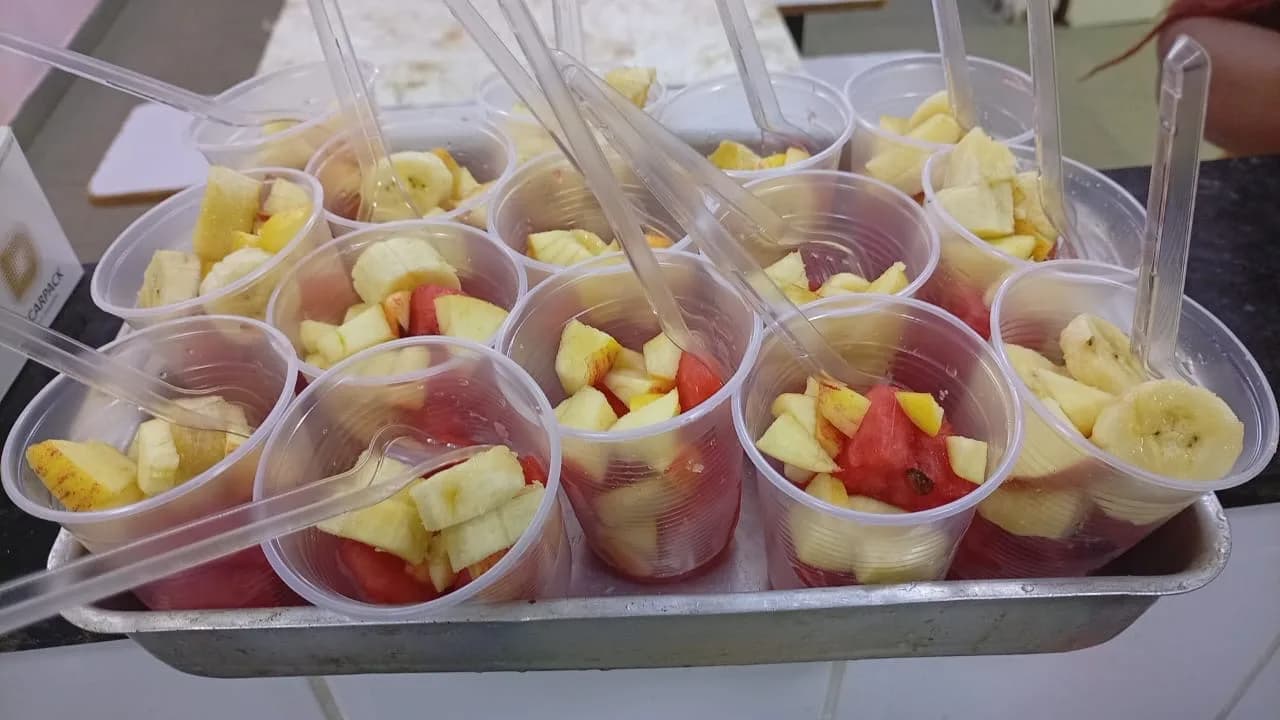 Copinhos de salada de frutas preparados para as crianças