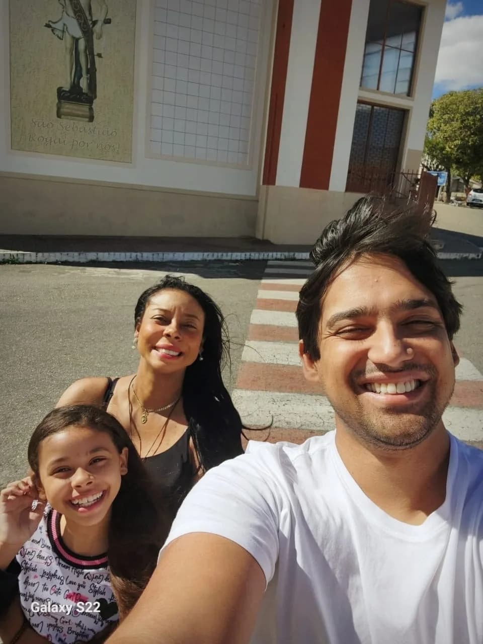 Selfie da equipe da AAPI-SJ em frente à Igreja São Sebastião, em Cristais-MG