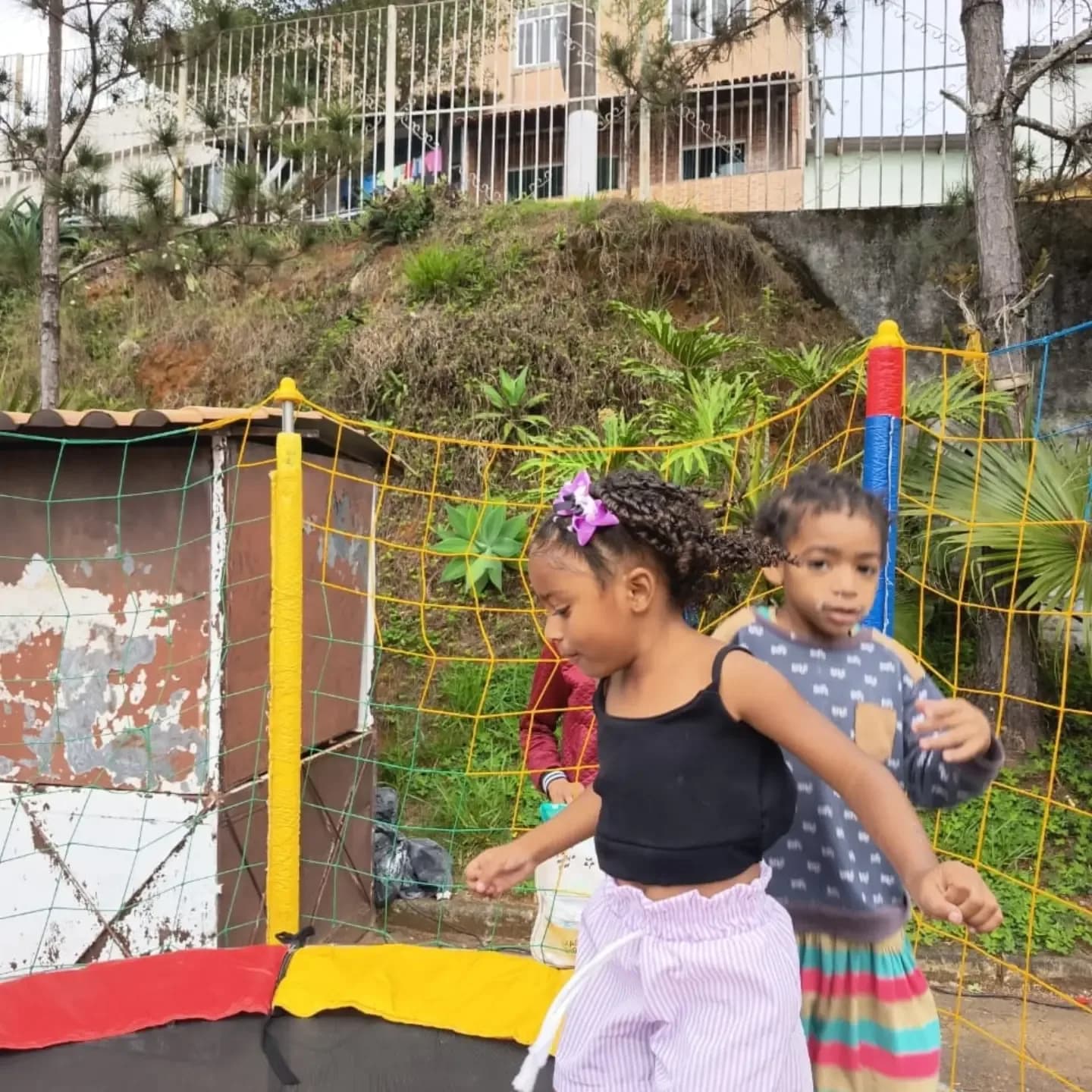 Crianças brincando na cama elástica