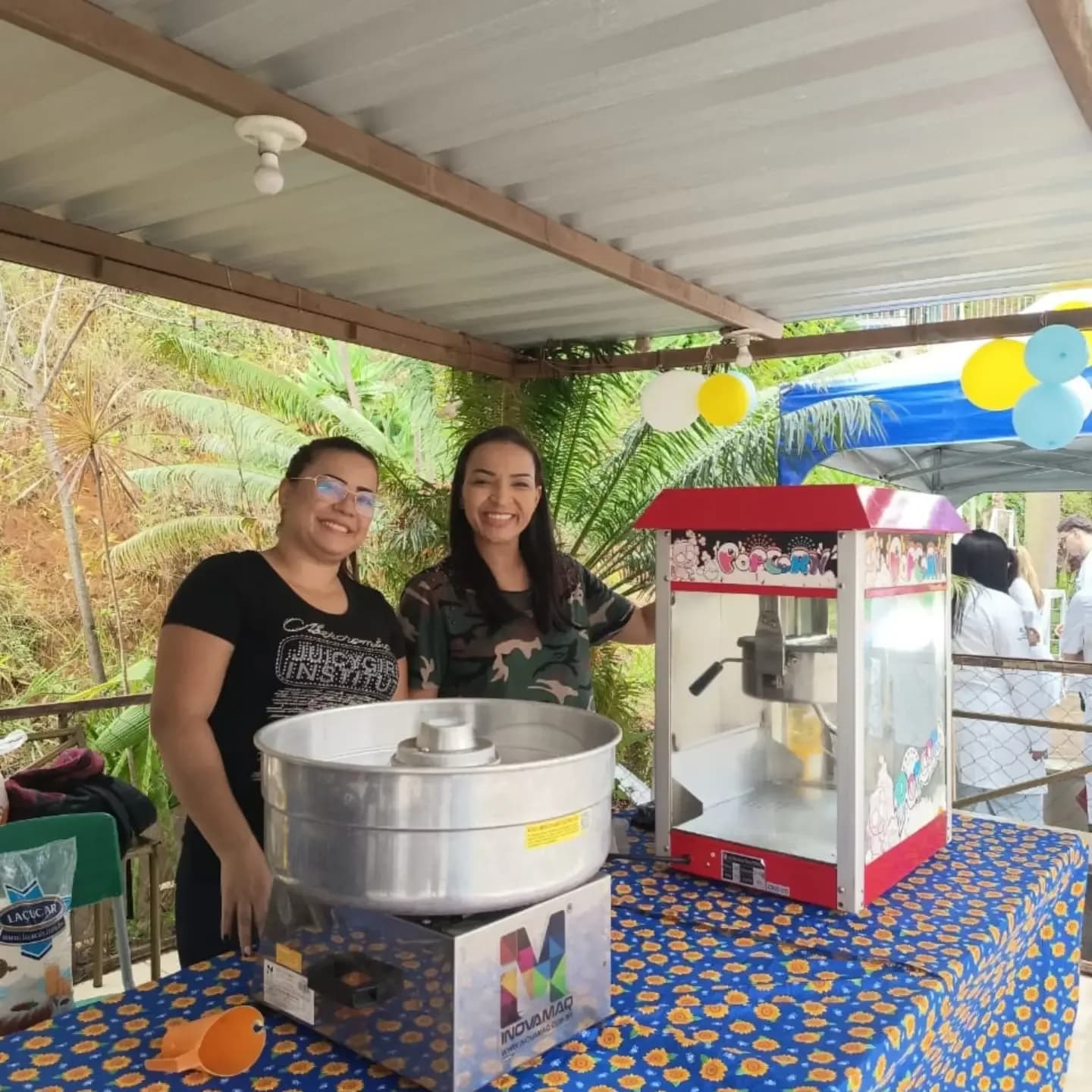 Voluntárias na barraca de pipoca e algodão-doce