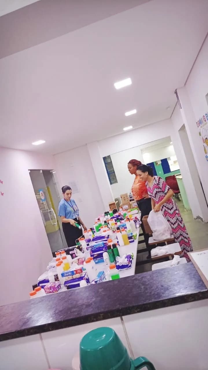 Equipe conferindo os itens de higiene organizados na mesa