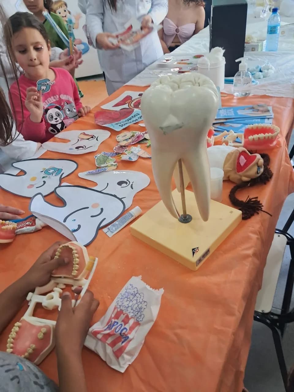 Equipe de estudantes de Odontologia da Suprema no estande da feira
