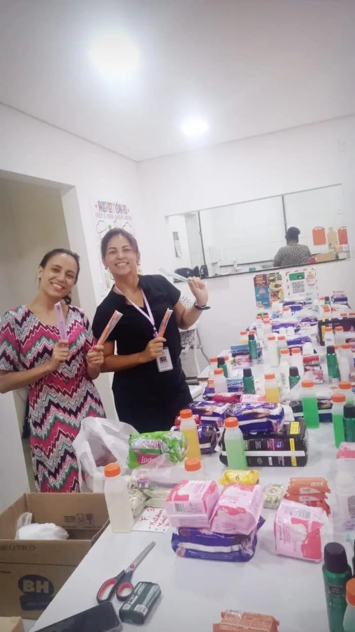 Equipe segurando escovas de dente durante a separação dos kits