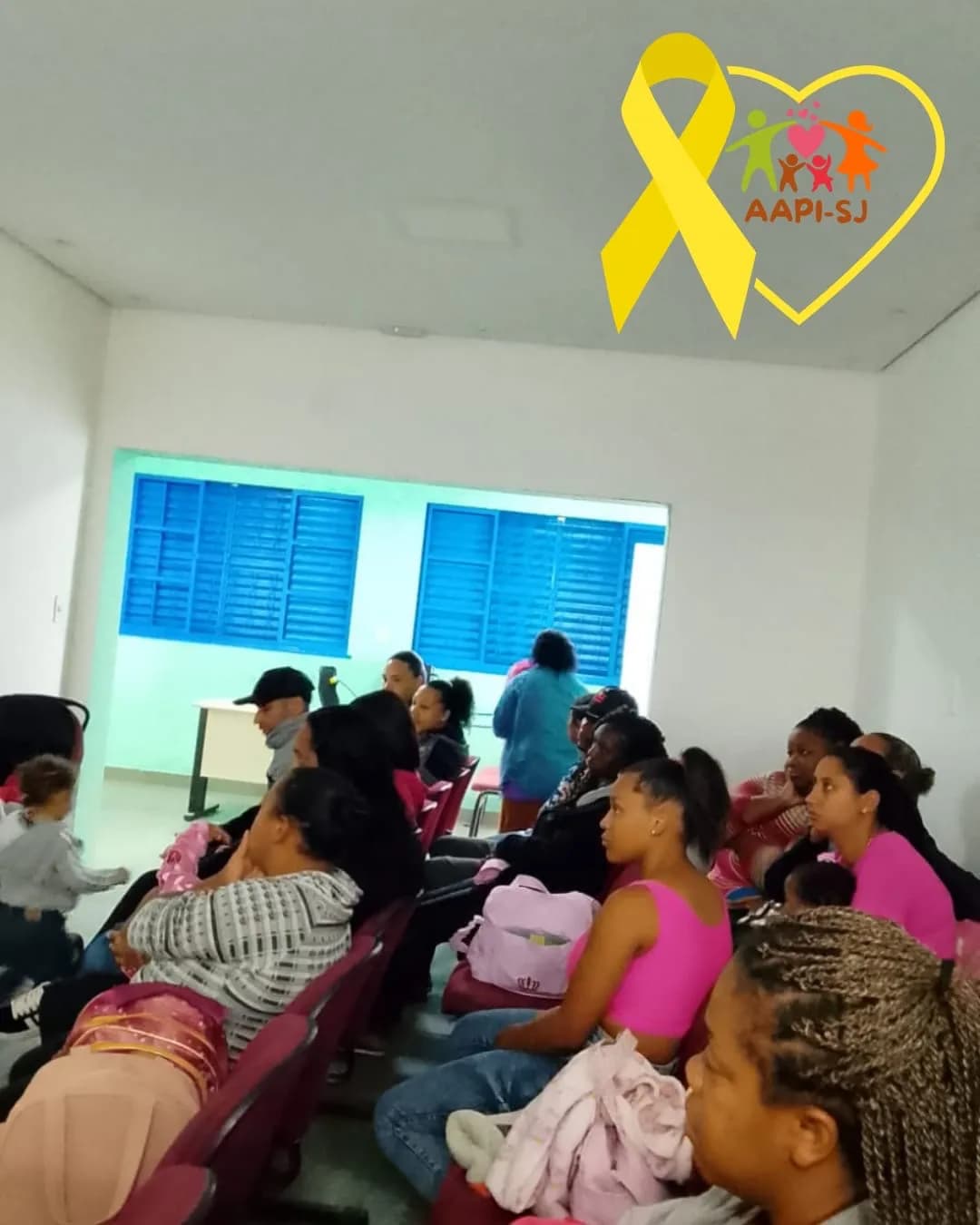 Mães, pais e crianças acompanhando a conversa sobre saúde mental no Setembro Amarelo