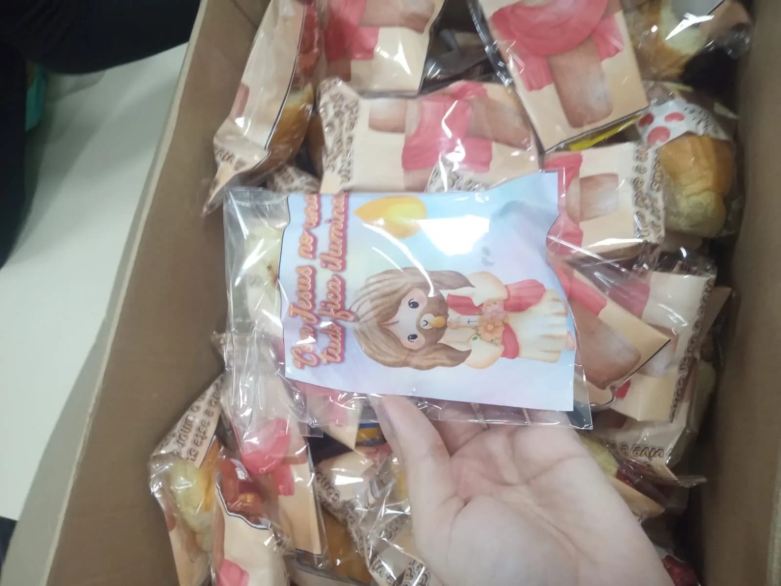 Etiqueta com mensagem de Páscoa entre os pães doados