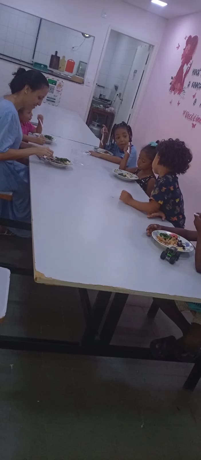 Crianças almoçando na sala do programa