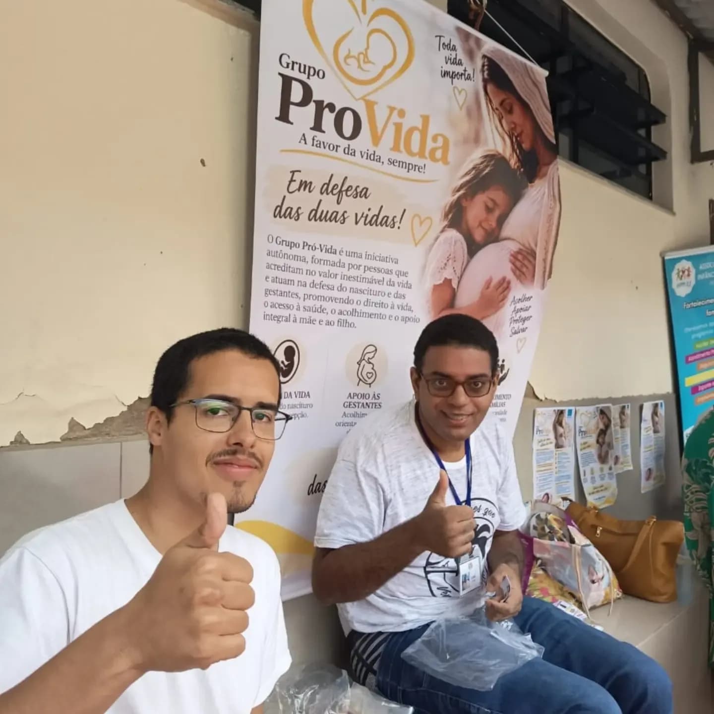 Voluntários do Grupo Pró-Vida diante do banner “Em defesa das duas vidas”
