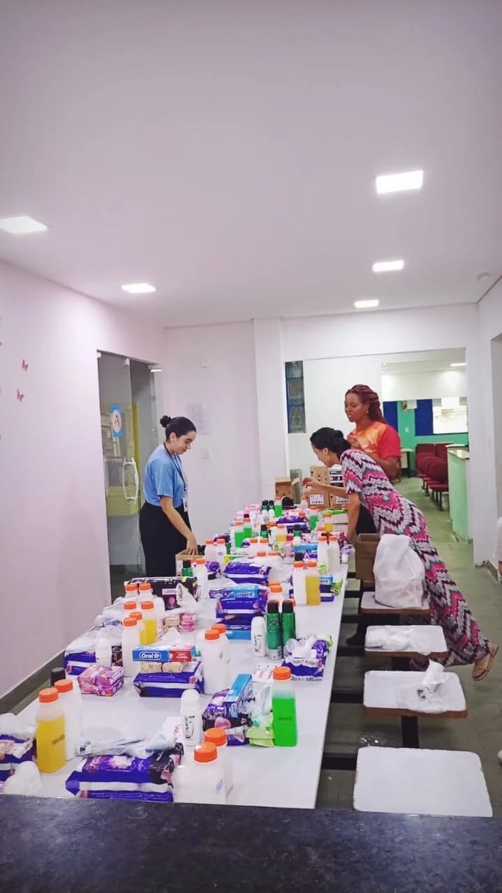 Equipe organizando as doações recebidas em caixas na mesa
