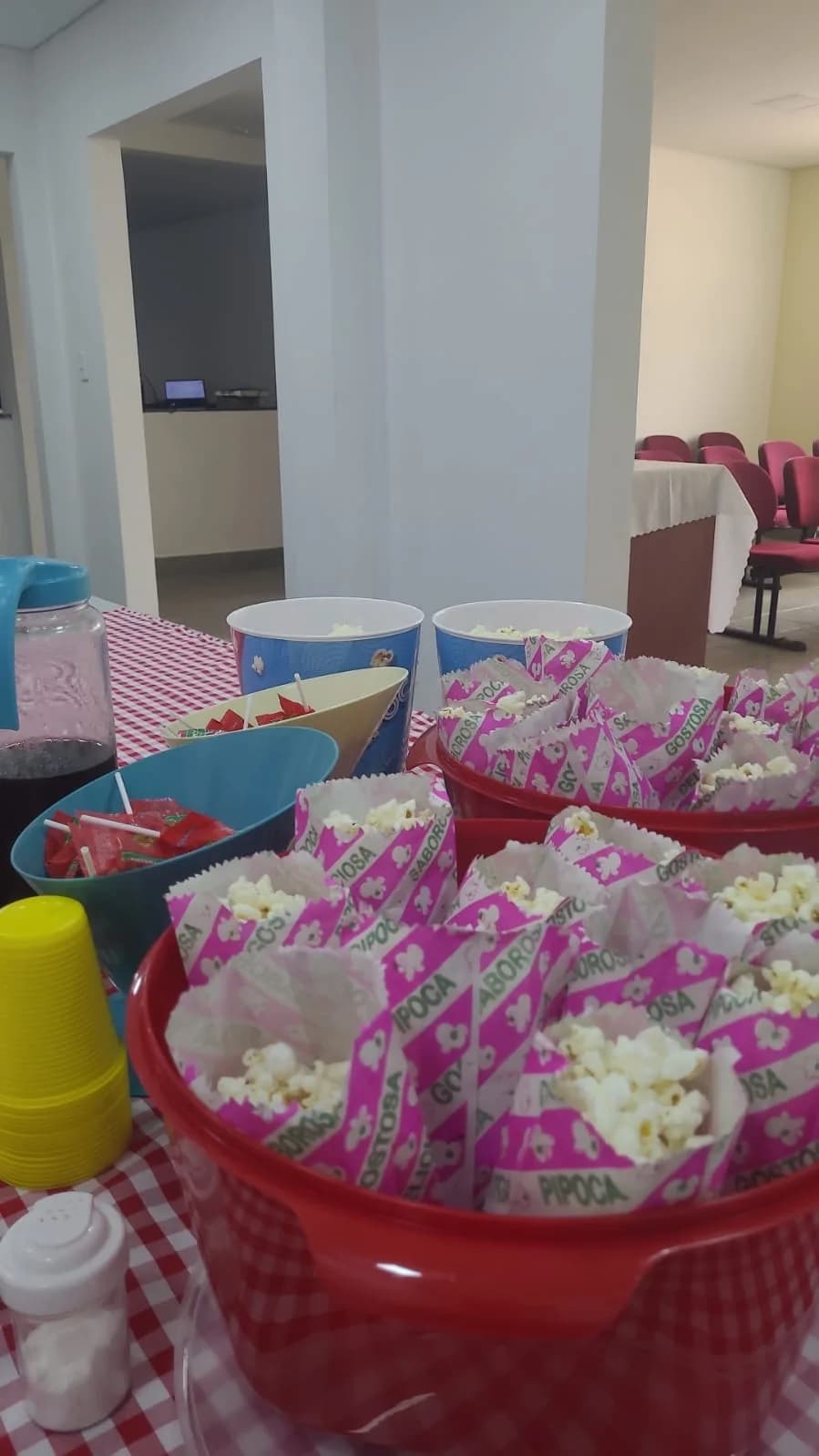 Mesa de guloseimas montada no salão da sede
