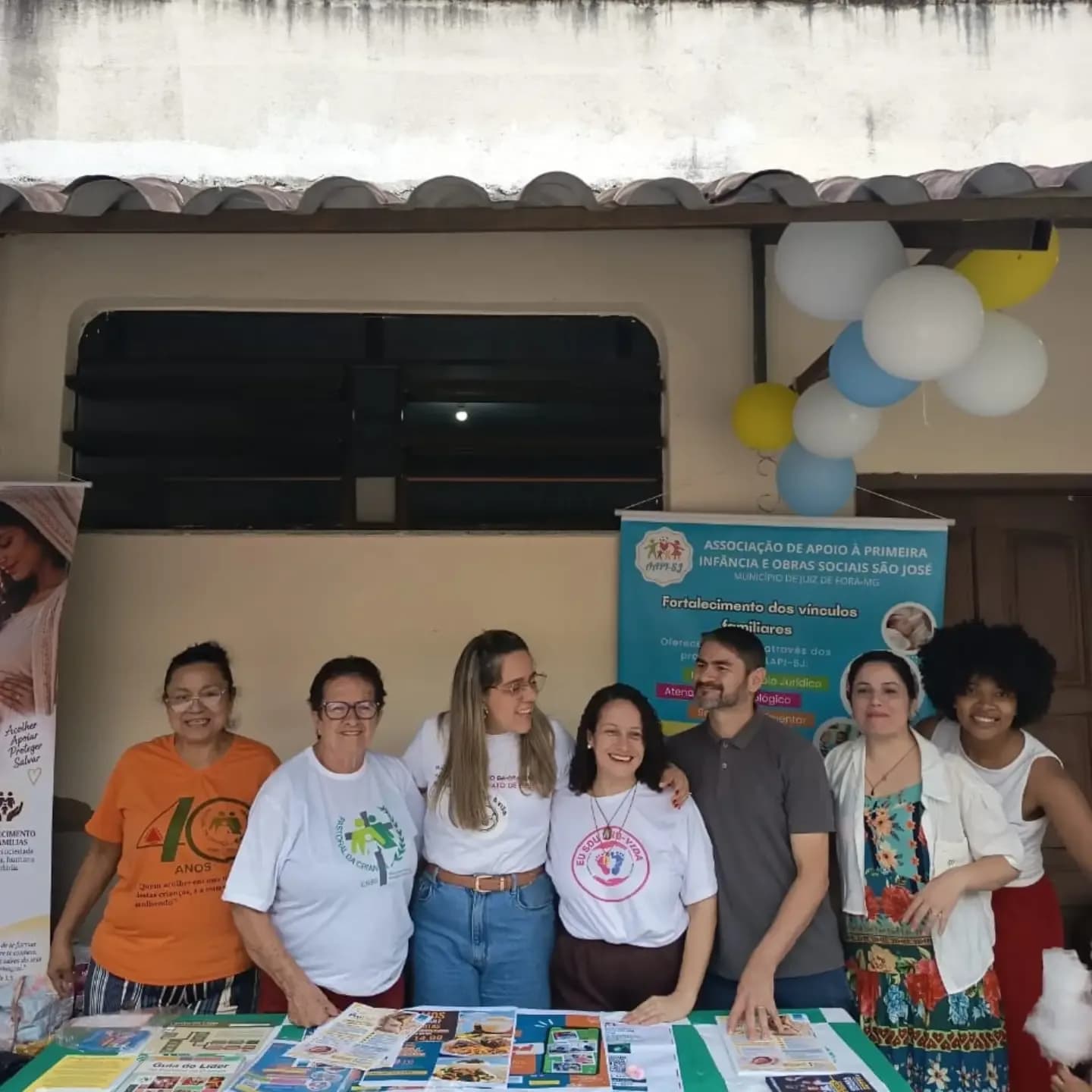 Equipe de voluntários reunida na tenda da festa