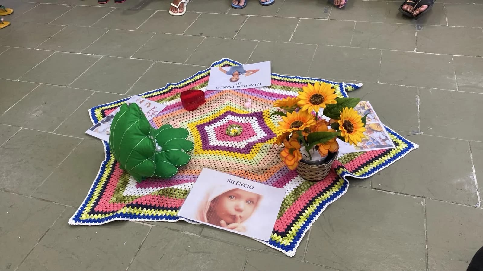 Centro simbólico da roda com girassóis e cartazes da dinâmica