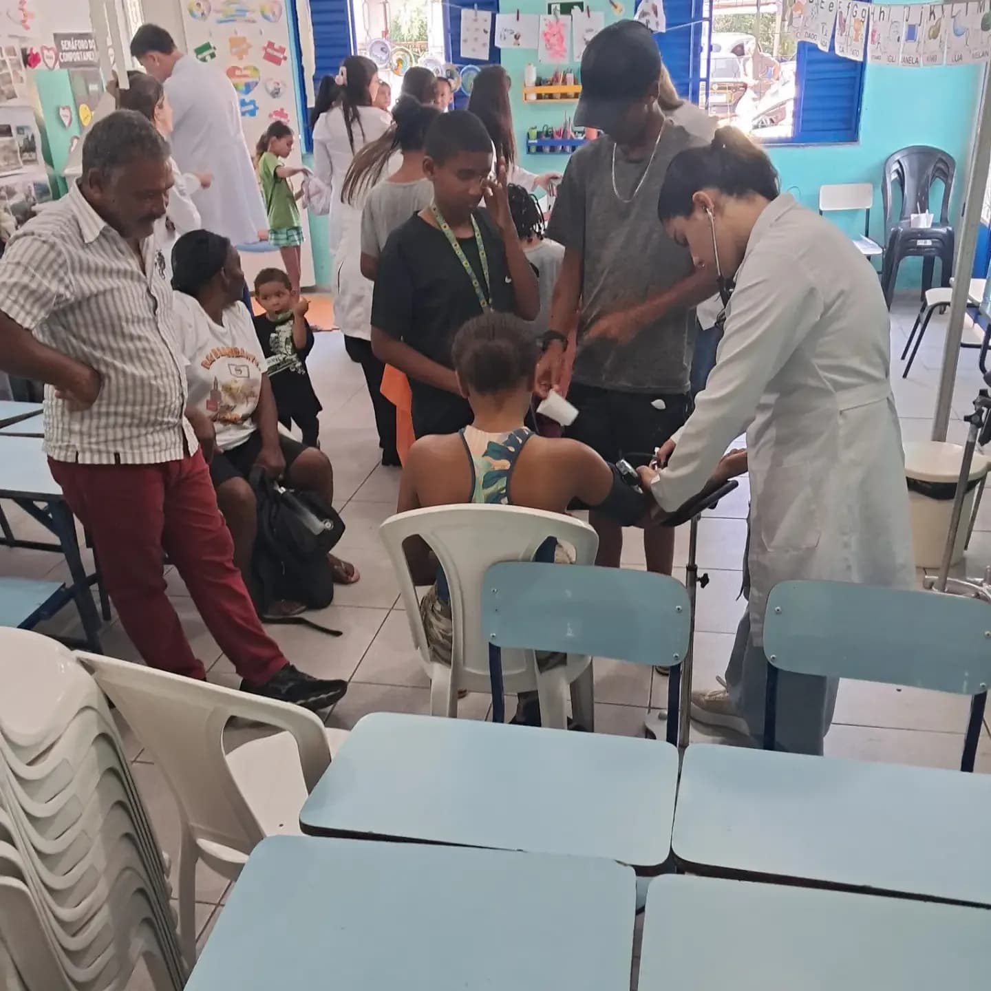 Estudante atendendo famílias na feira